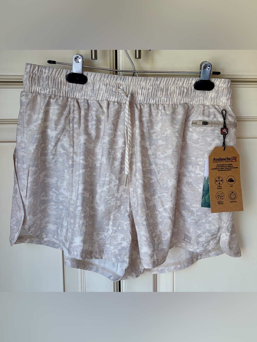 NWT Avalanche Women’s Grey Camo Athletic Shorts. Large.